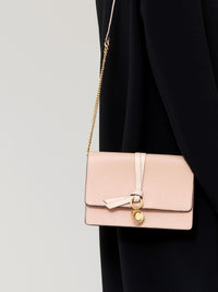 Sac pochette à chaine Alphabet en cuir - Cement Pink