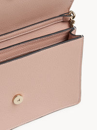 Sac pochette à chaine Alphabet en cuir - Cement Pink