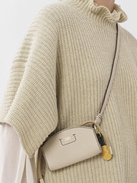 Petit sac pochette Cecilya à bandoulière en cuir - Cement Beige