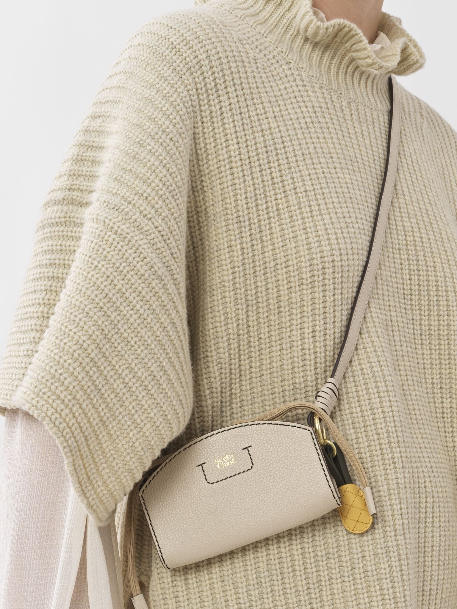 Petit sac pochette Cecilya à bandoulière en cuir - Cement Beige