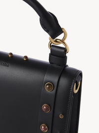 Petit sac à rabat clouté Ora en cuir - Black