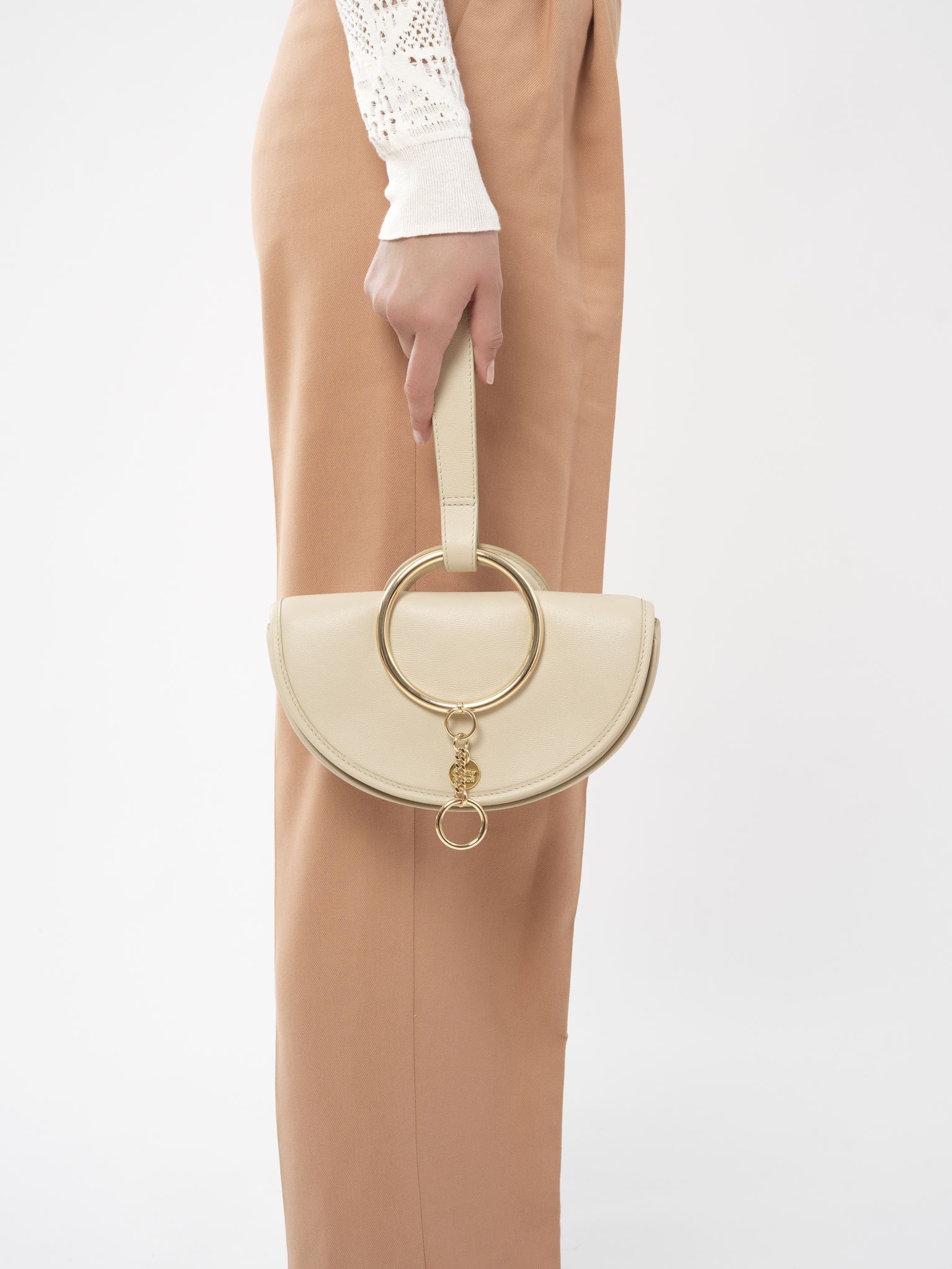 Pochette demi-lune Mara en cuir - Beige Ciment