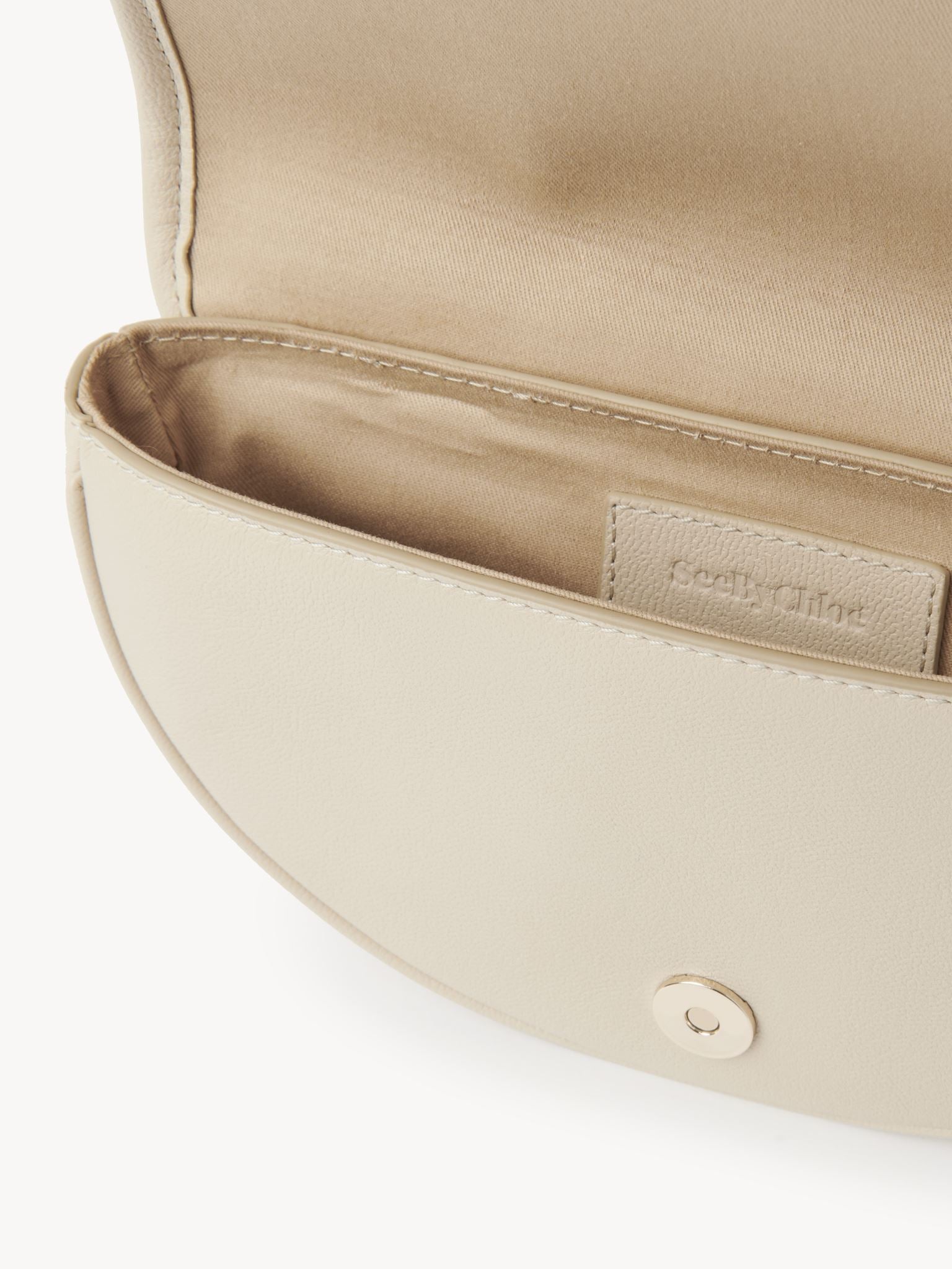 Pochette demi-lune Mara en cuir - Beige Ciment