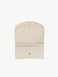 Porte-cartes compact à trois volets Lizzie en cuir - Cement Beige