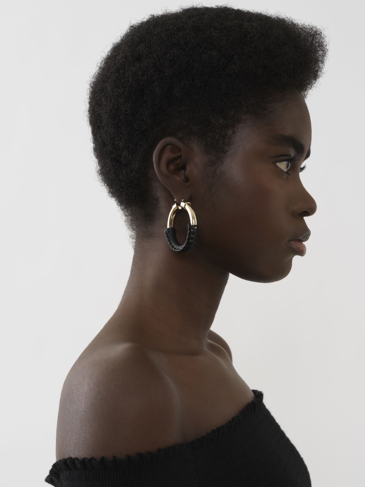 Boucles d'oreilles créoles Maura en laiton - Black