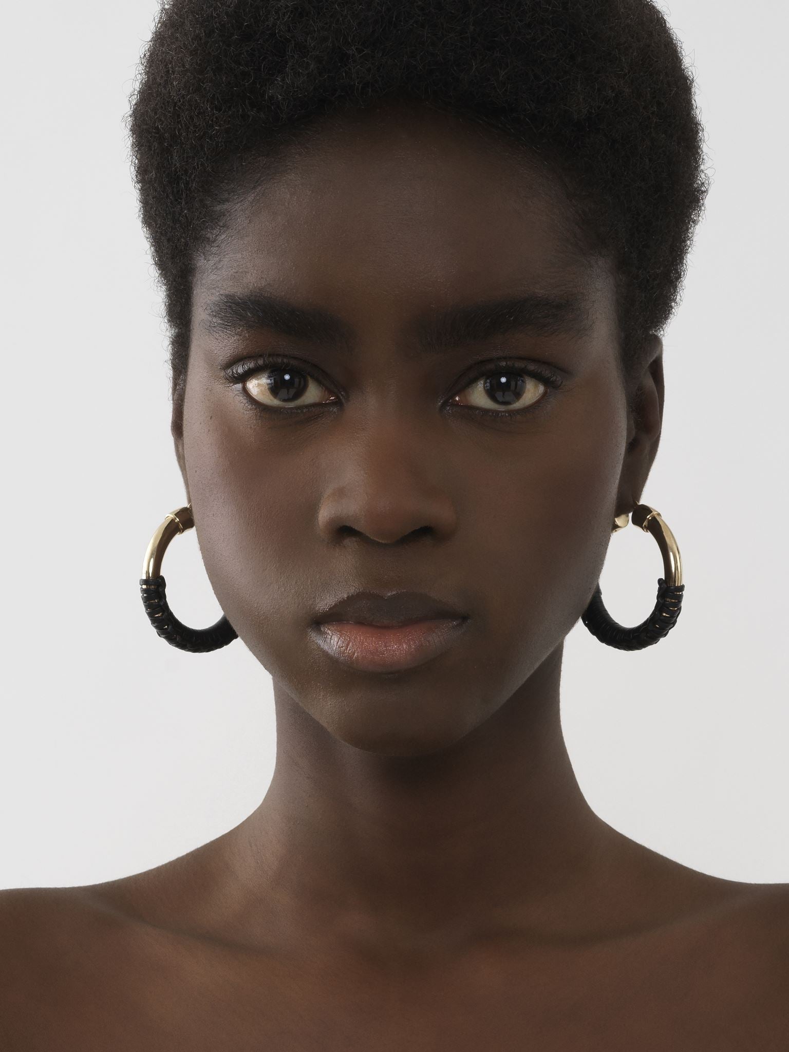 Boucles d'oreilles créoles Maura en laiton - Black