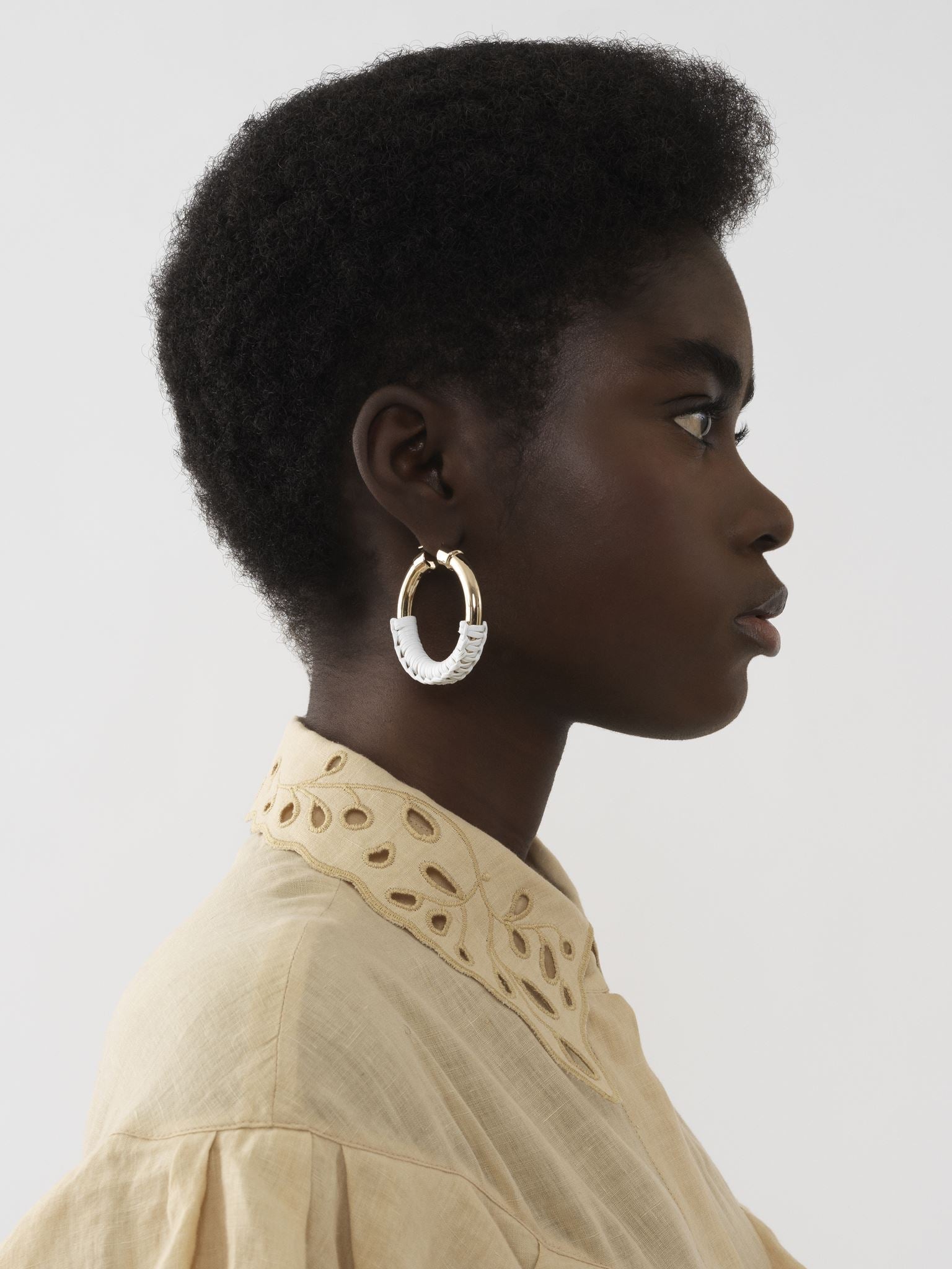 Boucles d'oreilles créoles Maura en laiton - White