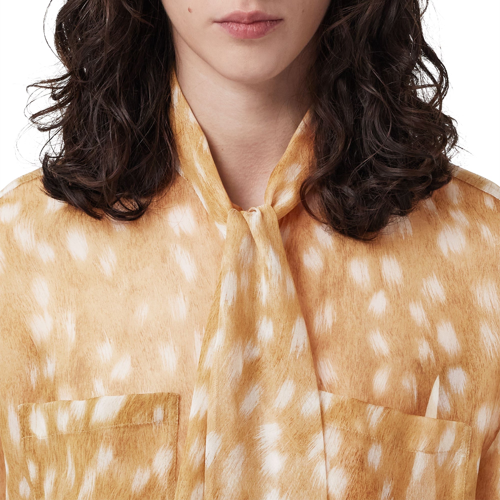 Chemisier à col lavallière en soie à imprimé daim - Honey Beige