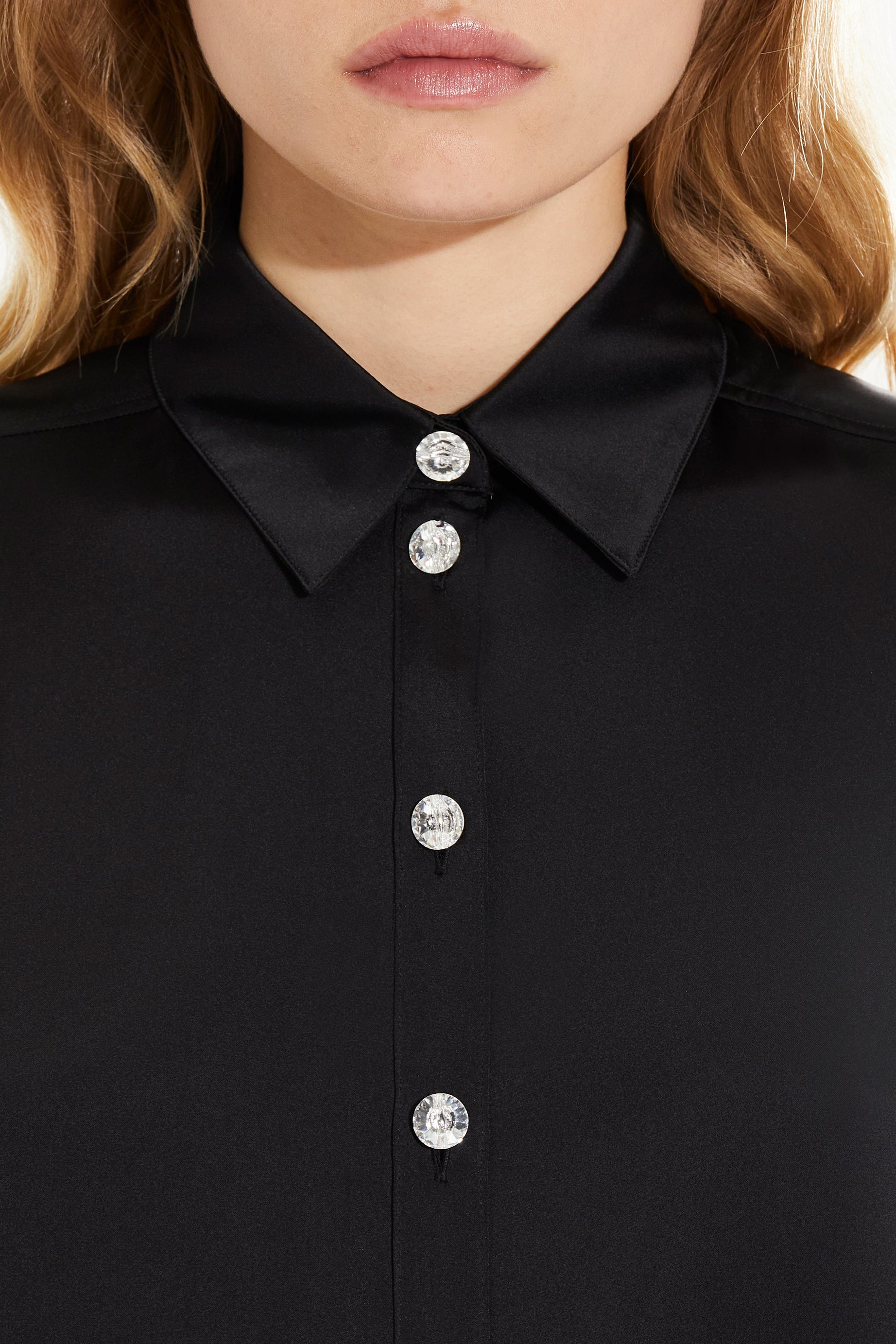 Chemise ornée de boutons Swarovski en satin - Noir