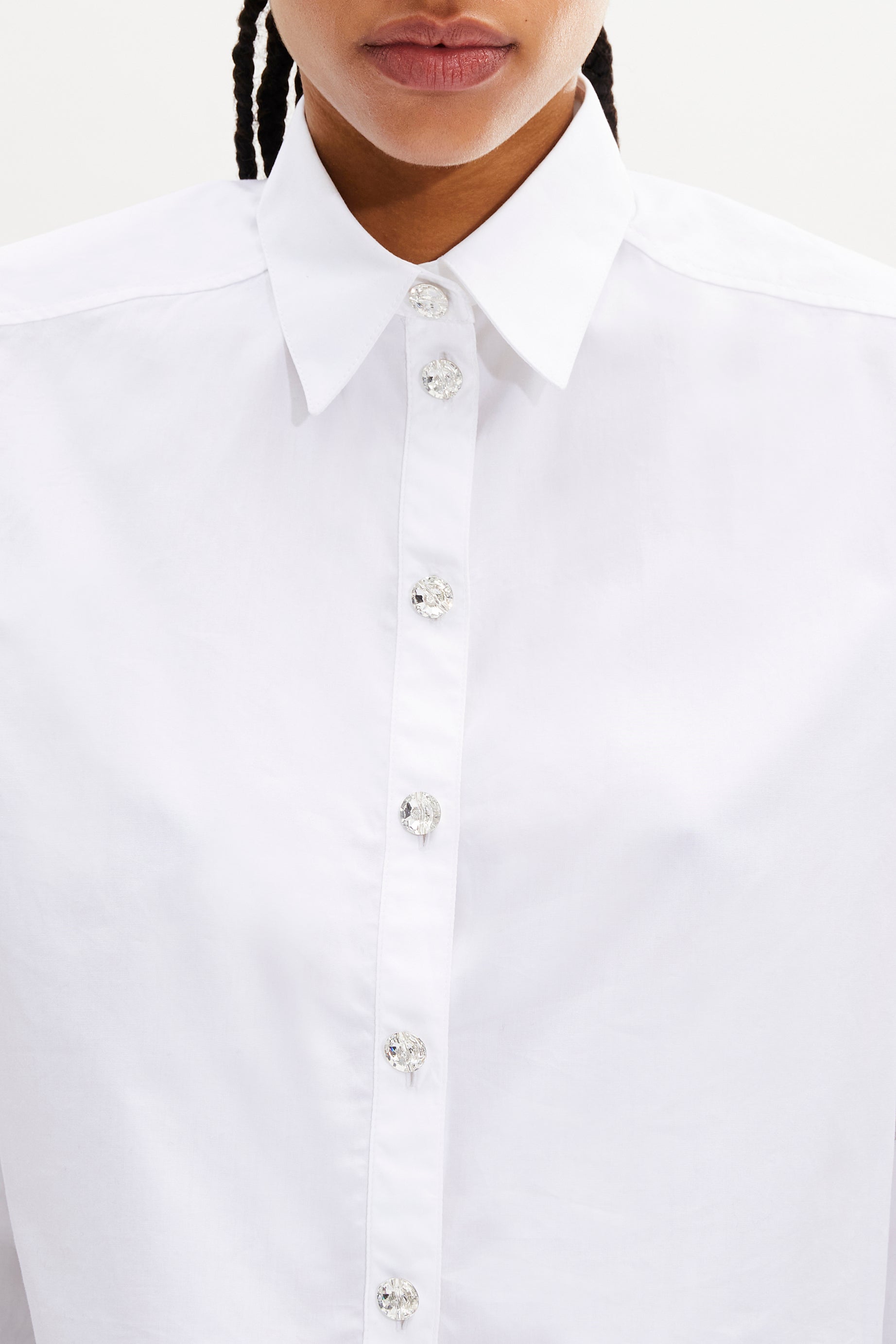 Chemise crop ornée de boutons Swarovski - Blanc
