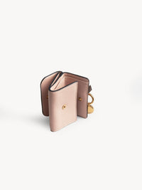 Mini portefeuille à trois volets Alphabet en cuir - Blush Nude
