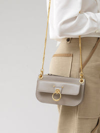 Pochette à bandoulière en cuir lisse - Motty Grey