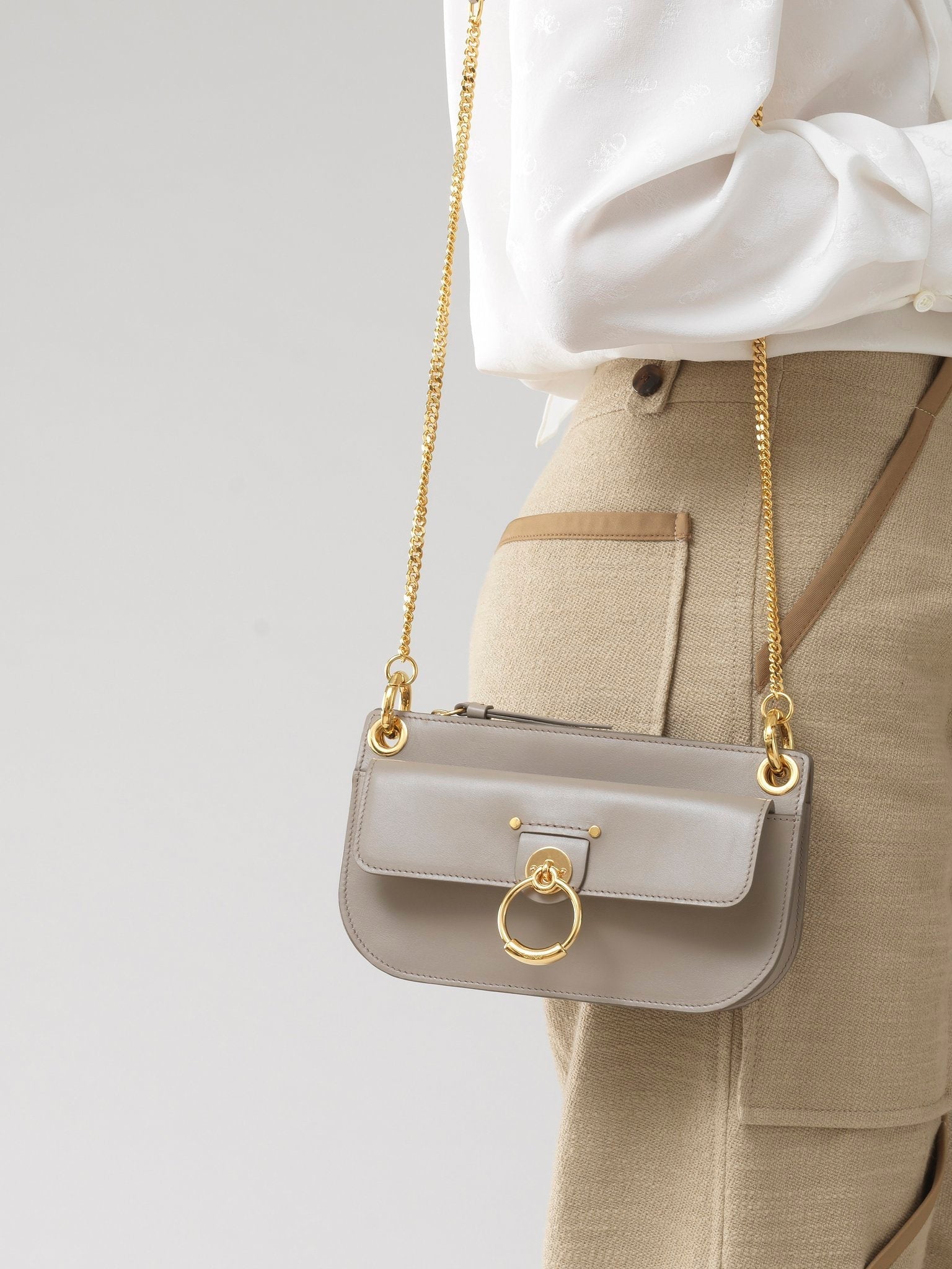 Pochette à bandoulière en cuir lisse - Motty Grey
