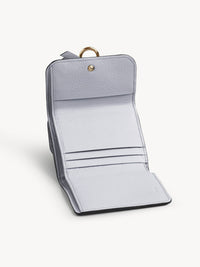 Portefeuille compact à trois volets Alphabet en cuir - Light Cloud