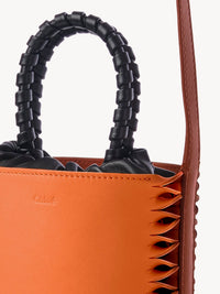 Mini sac seau Louela en cuir - Henna Orange