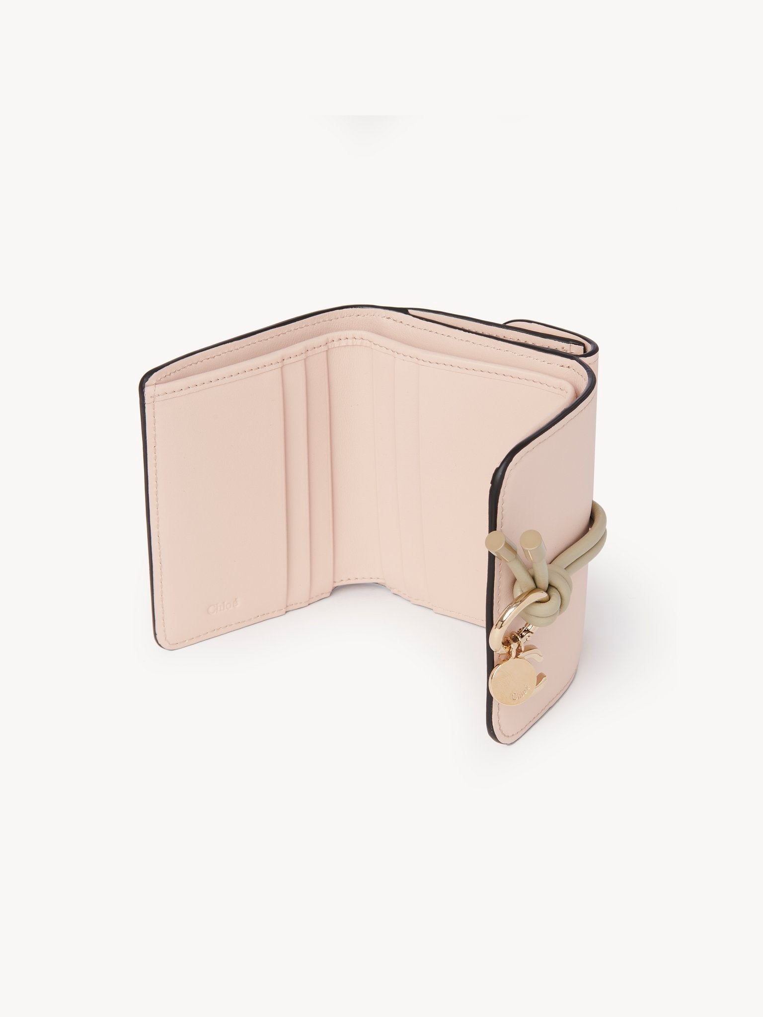 Portefeuille compact à trois volets Alphabet en cuir - Cement Light Pink