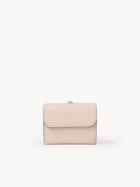 Portefeuille compact à trois volets Alphabet en cuir - Cement Light Pink