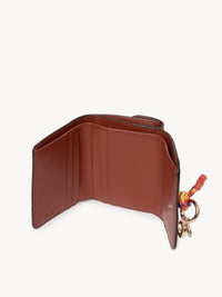 Portefeuille compact à trois volets Alphabet en cuir - Sepia Brown