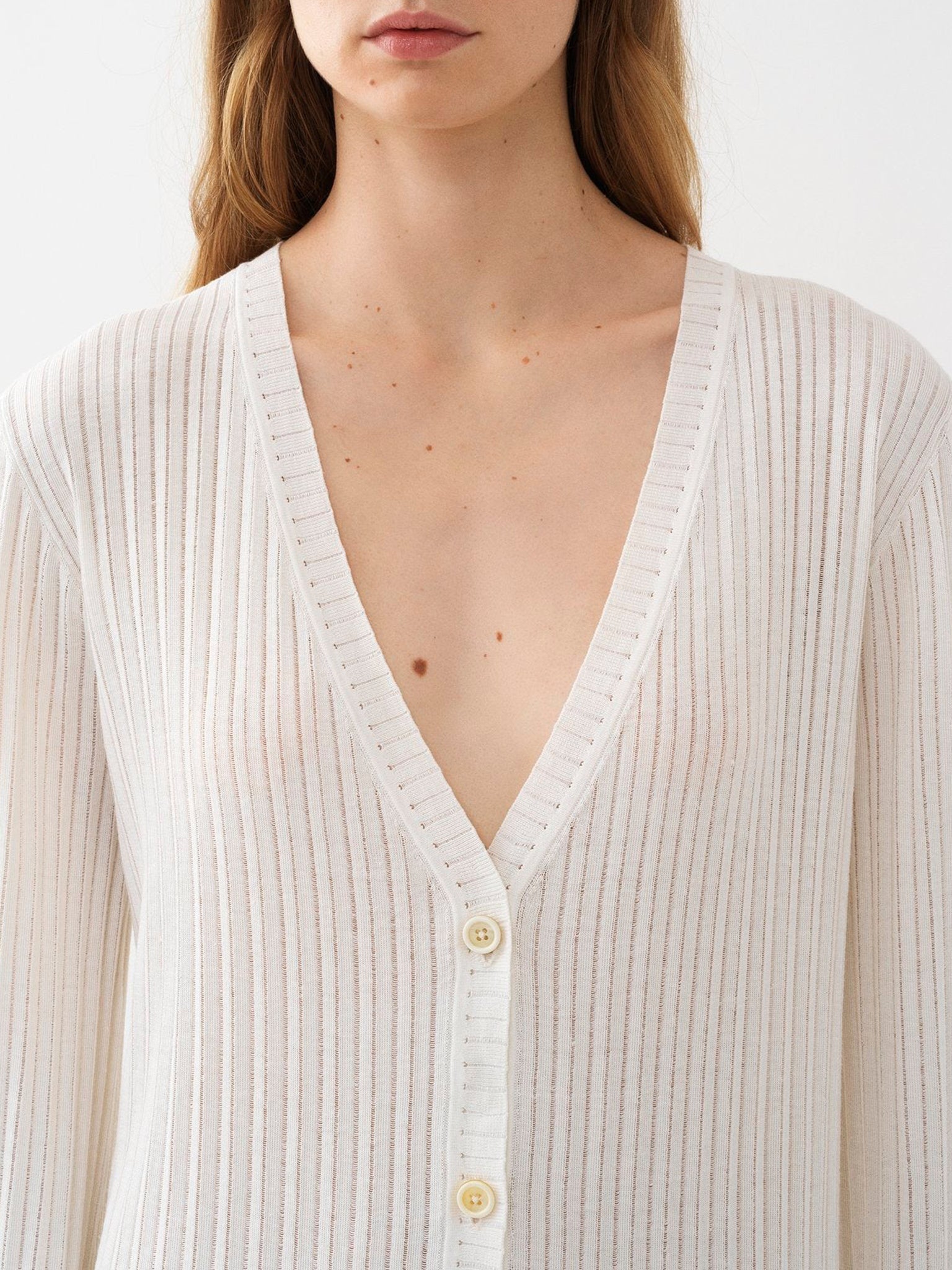 Cardigan à col V tricoté en soie - Iconic Milk