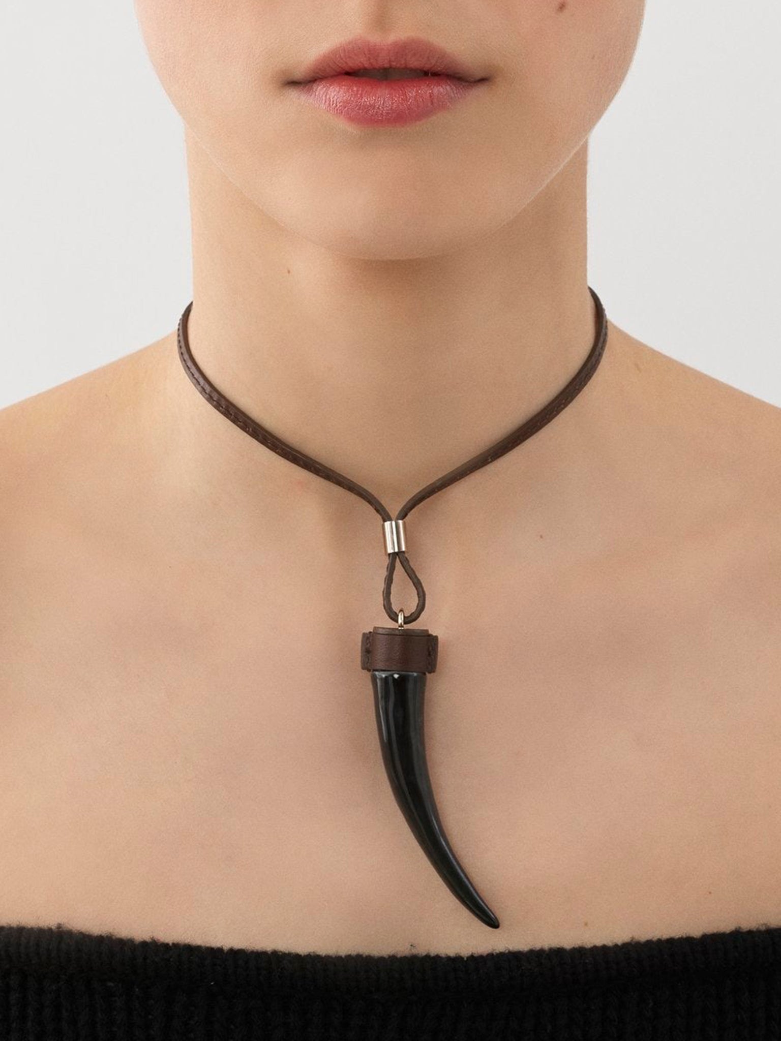 Collier Nerissa pendentif corne en laiton - Brown & Black