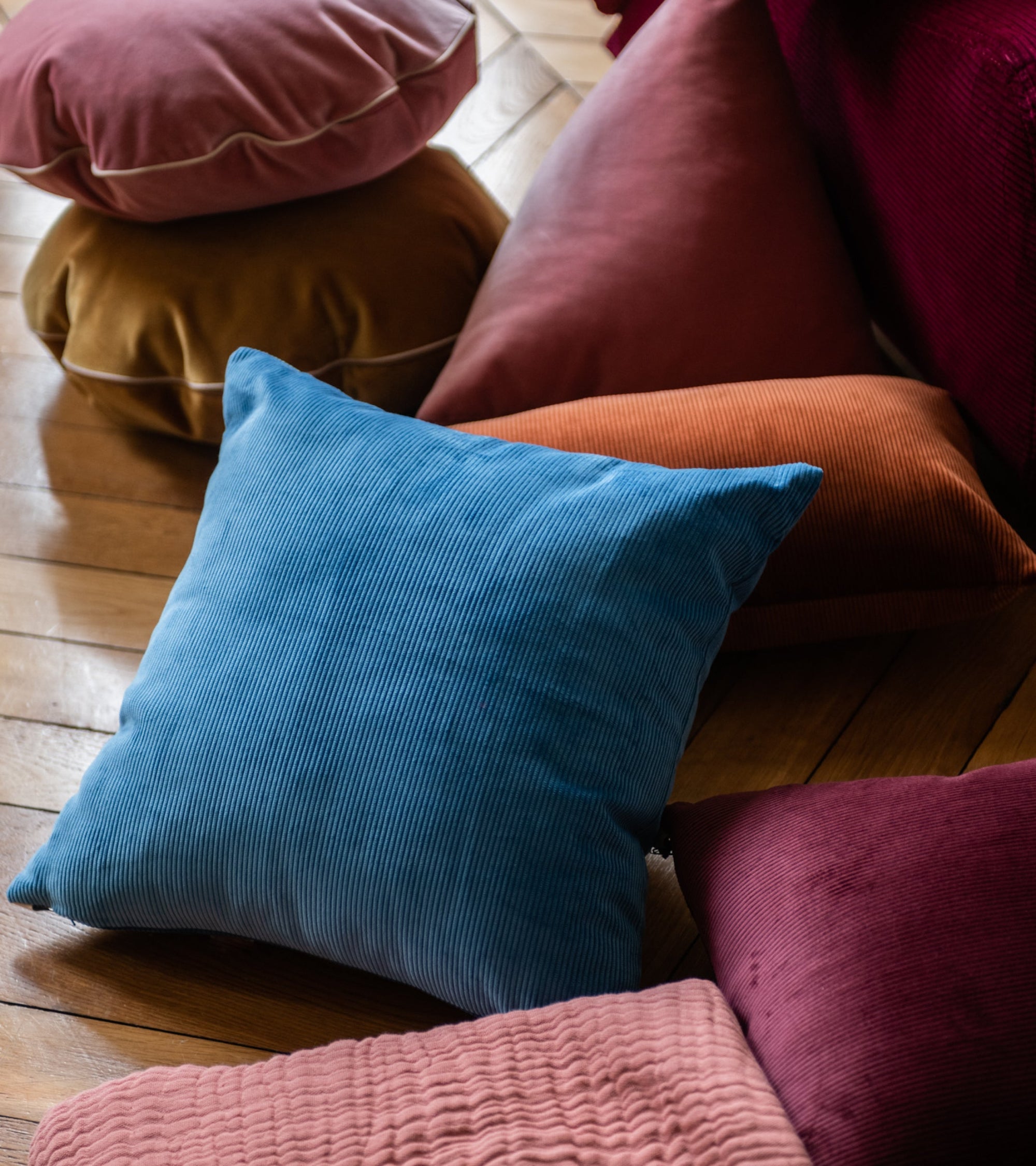 Coussin Carino en velours côtelé - Bleu