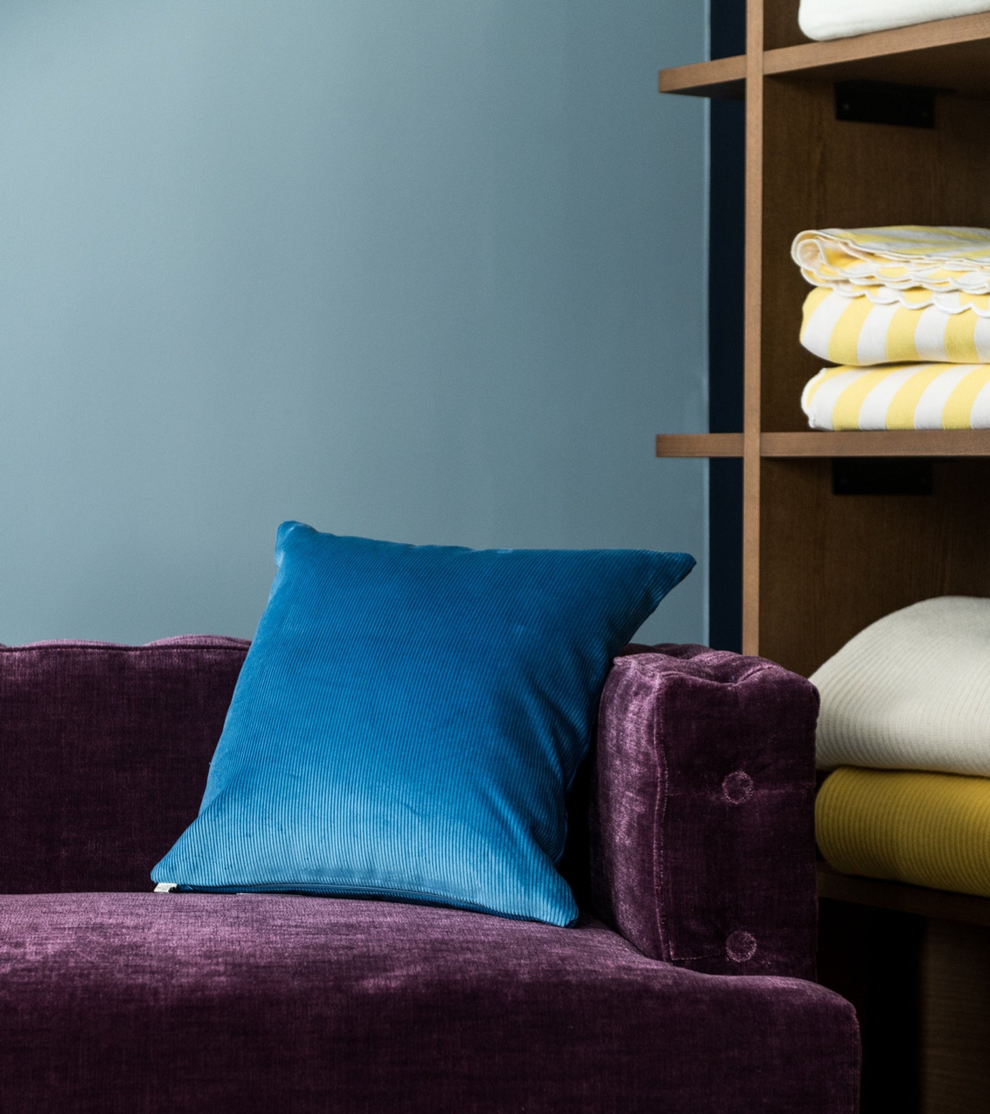 Coussin Carino en velours côtelé - Bleu