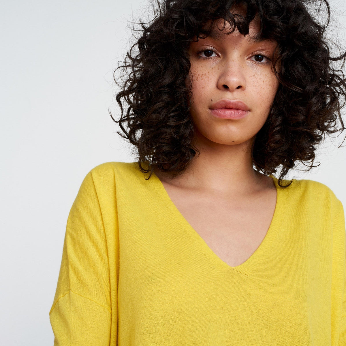 Pull à col V oversize extra fin en cachemire - Summer Yellow