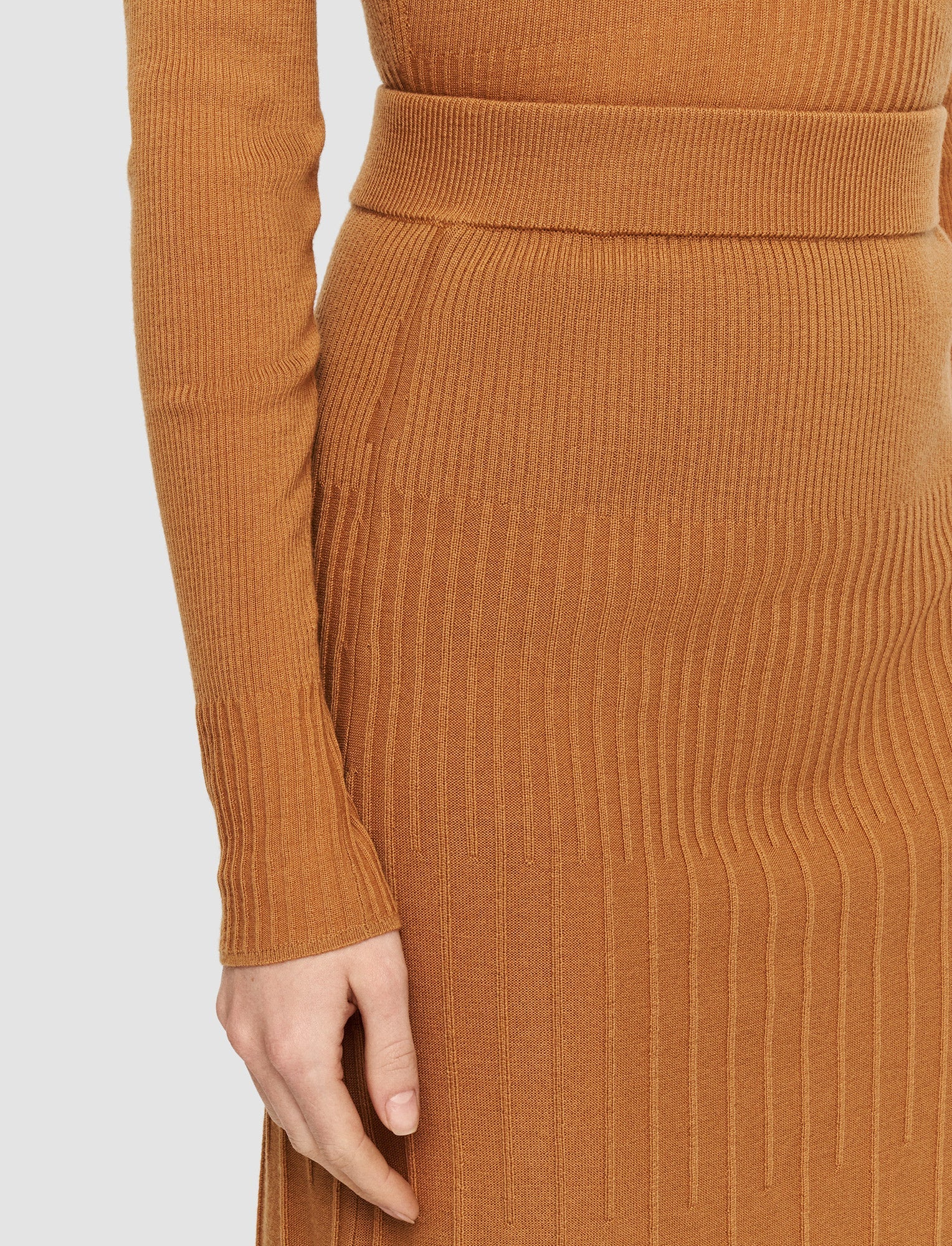 DJV /  14qty / 95€ / 30-2 / ST7%   Skirt-Fine Rib Merinos