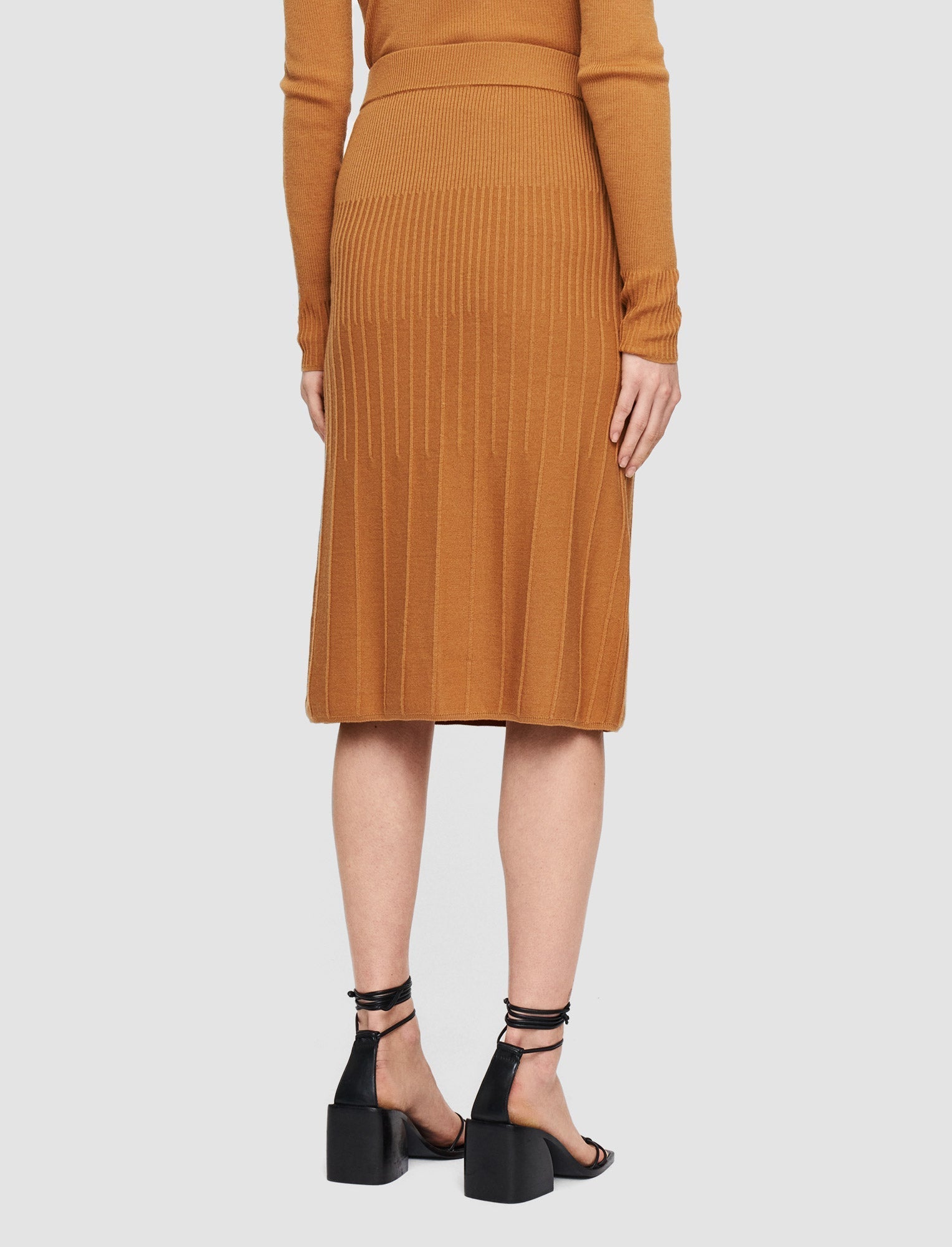 DJV /  14qty / 95€ / 30-2 / ST7%   Skirt-Fine Rib Merinos