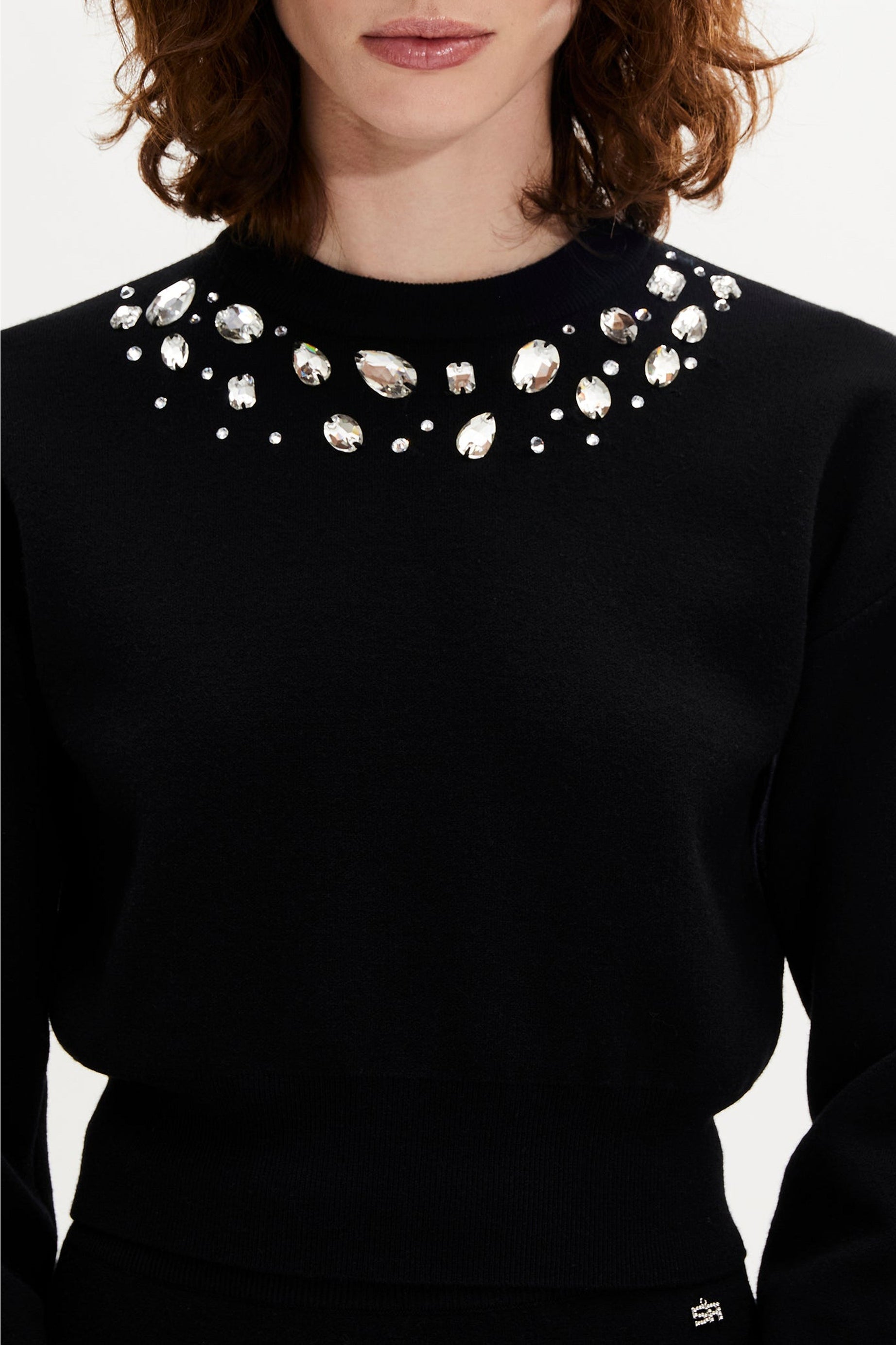 Pull à encolure brodée en cabochons à strass en laine - Noir