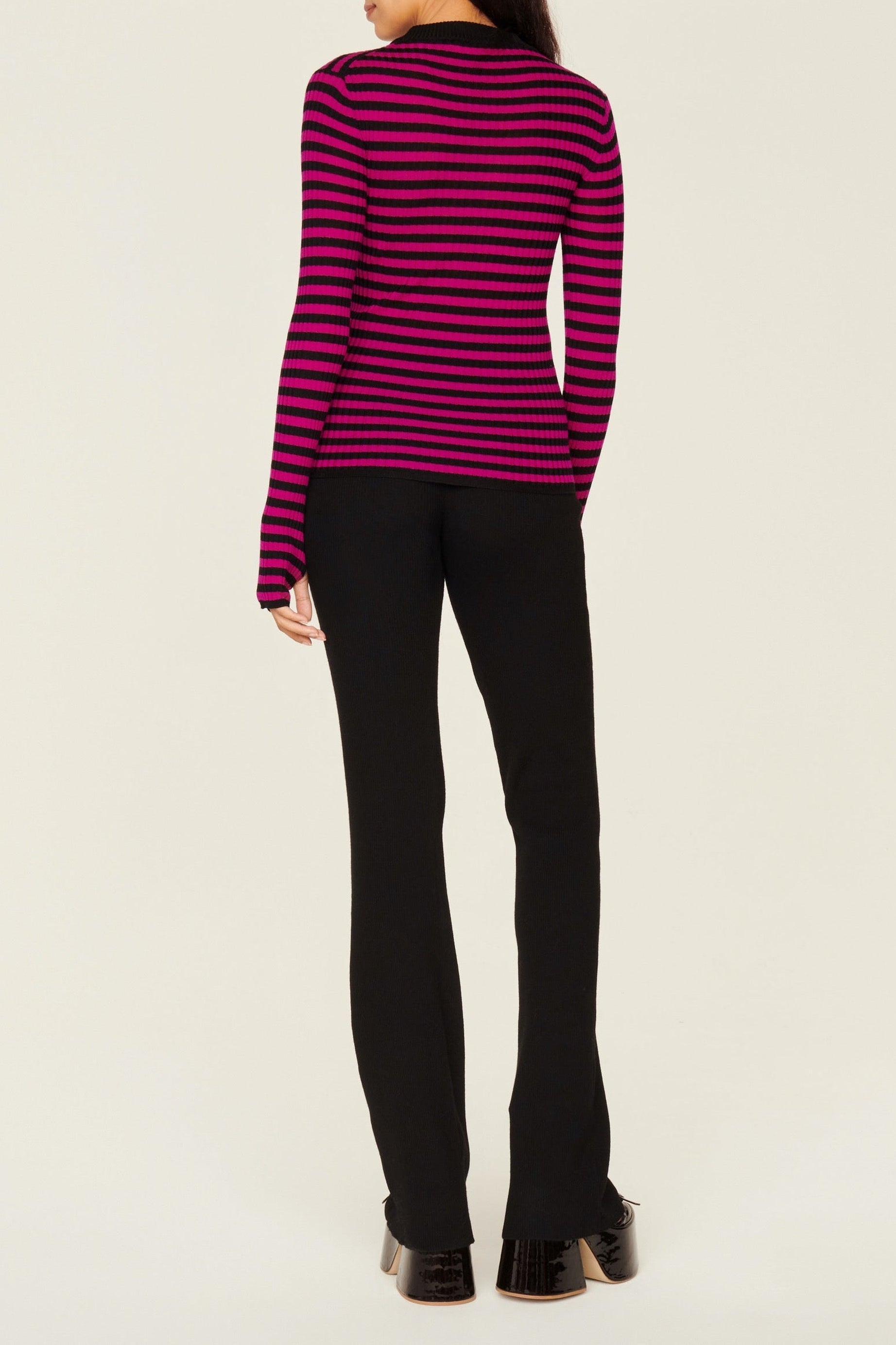 Pull rayé à col rond en laine - Noir & Fuchsia