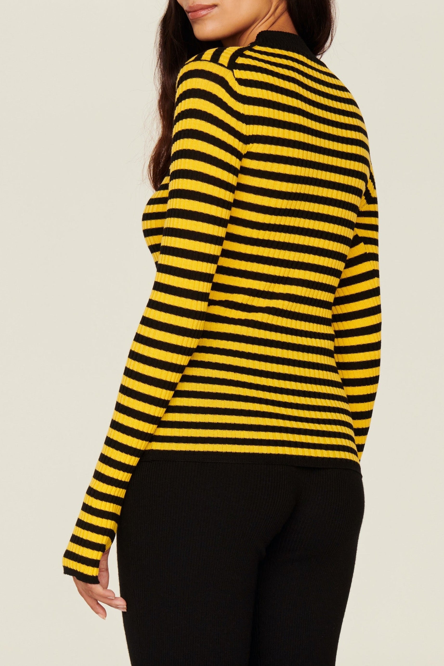 Pull rayé col rond à manches longues en laine - Noir & Moutarde