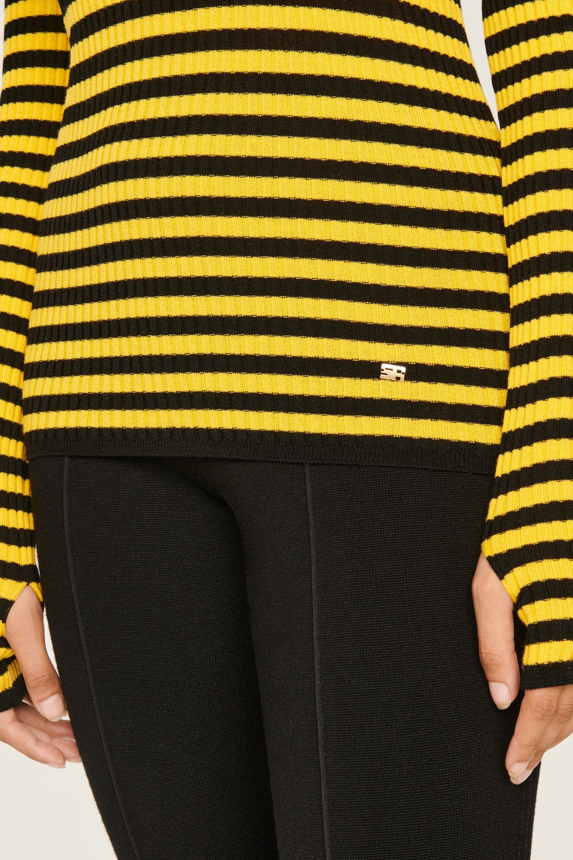 Pull rayé col rond à manches longues en laine - Noir & Moutarde