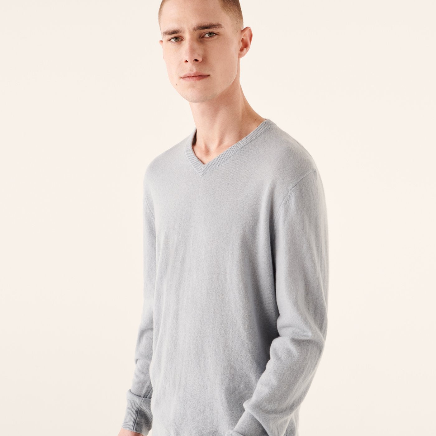 Pull à col V fin en cachemire - Cloud Blue