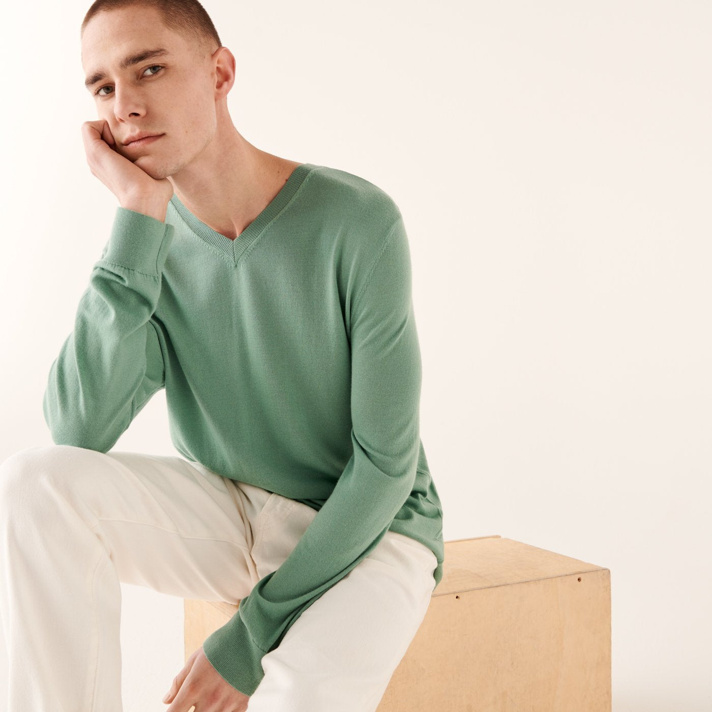 Pull à col V en laine superfine - Frozen Green