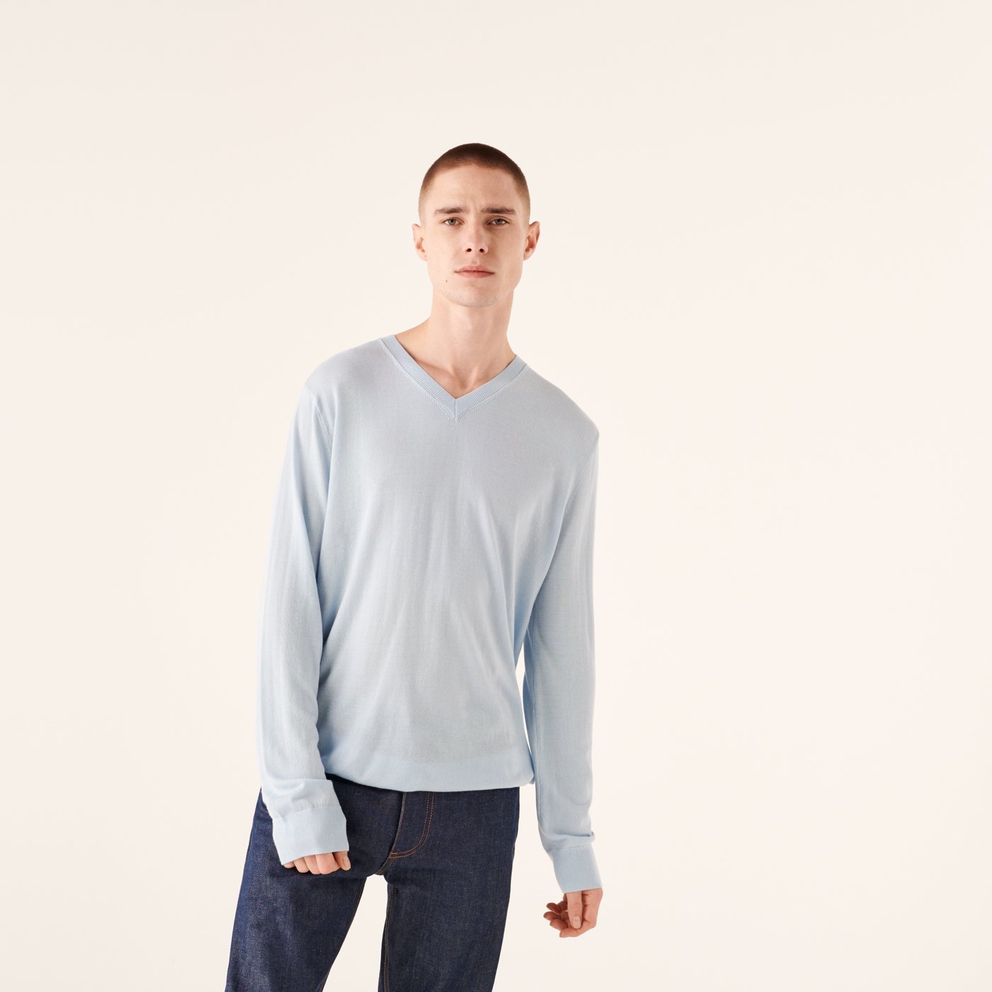 Pull à col V en laine superfine - Pale Blue
