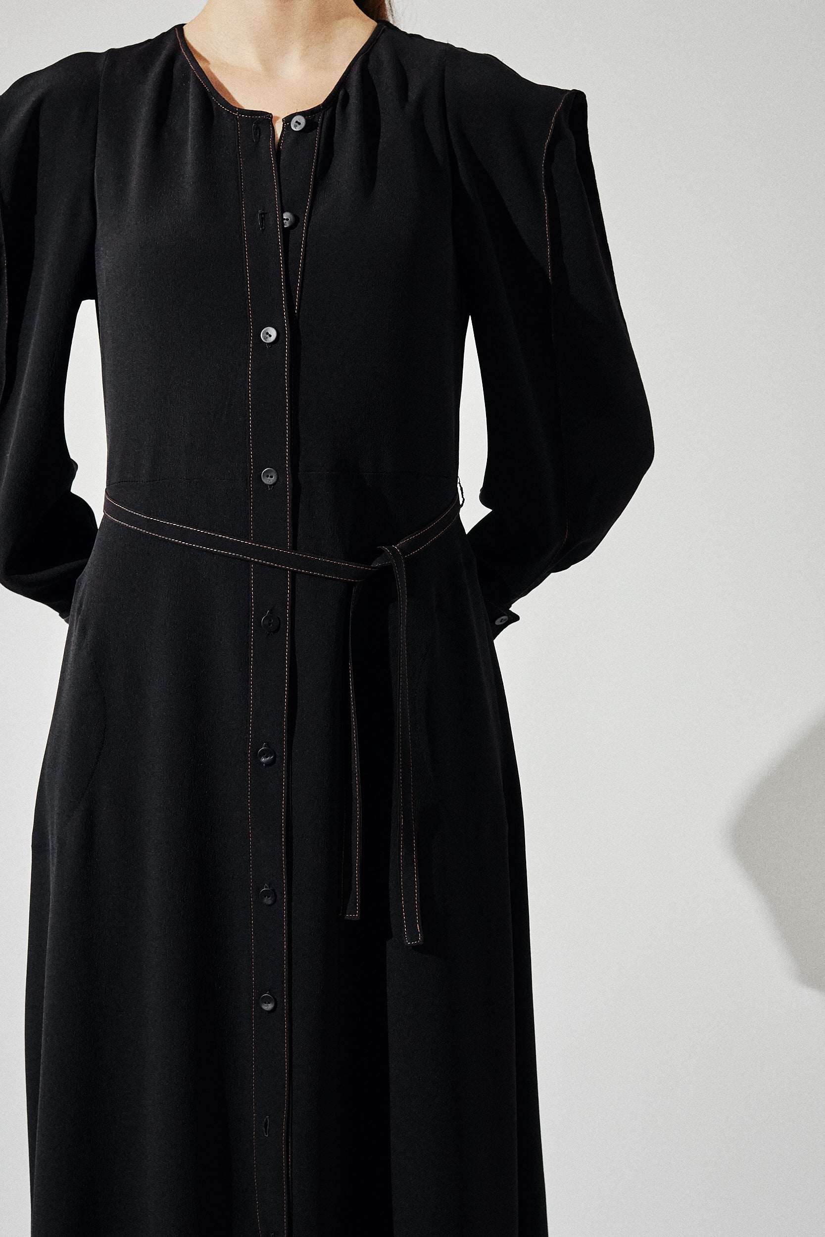 Robe manches triangles en crêpe de soie - Noir