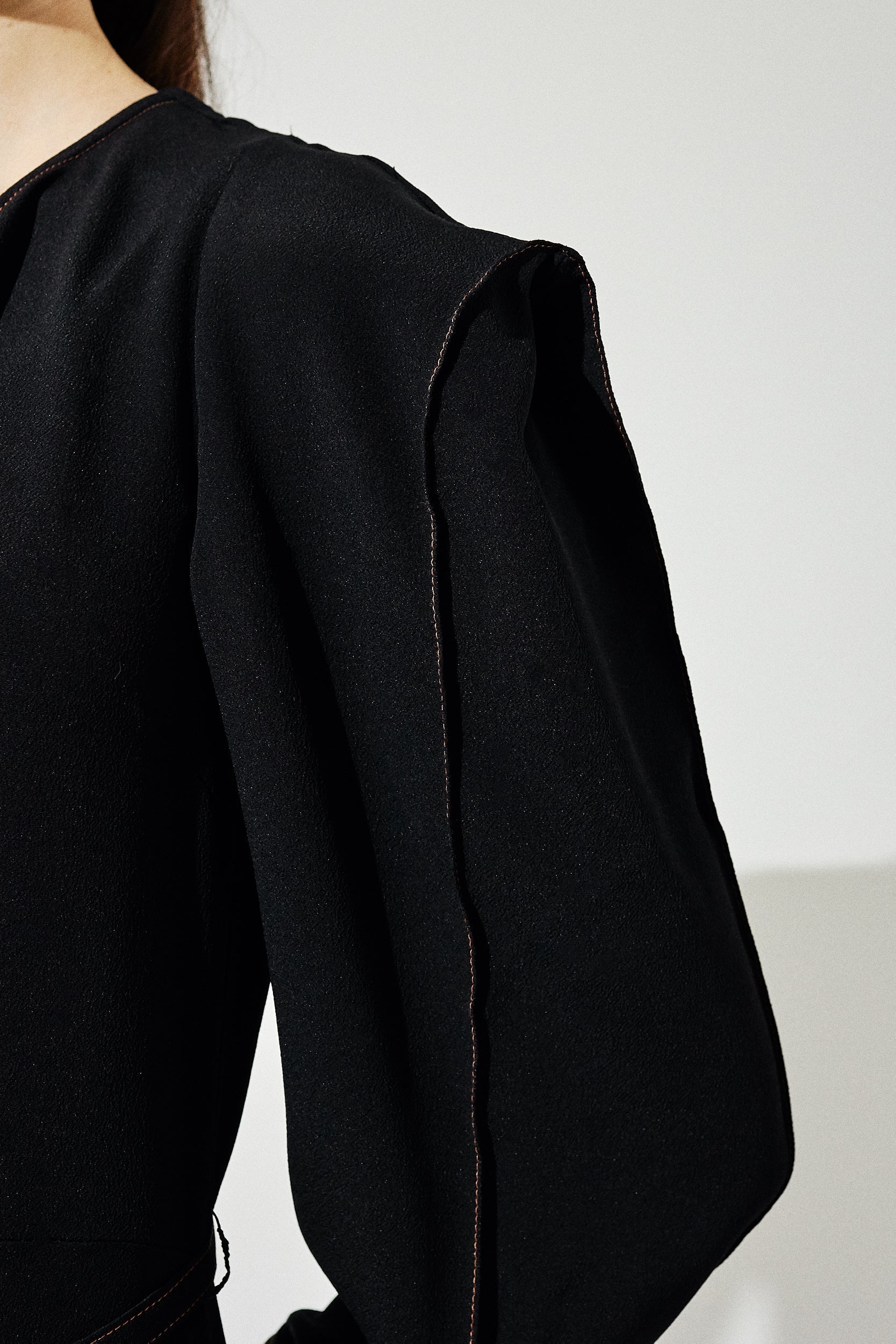 Robe manches triangles en crêpe de soie - Noir