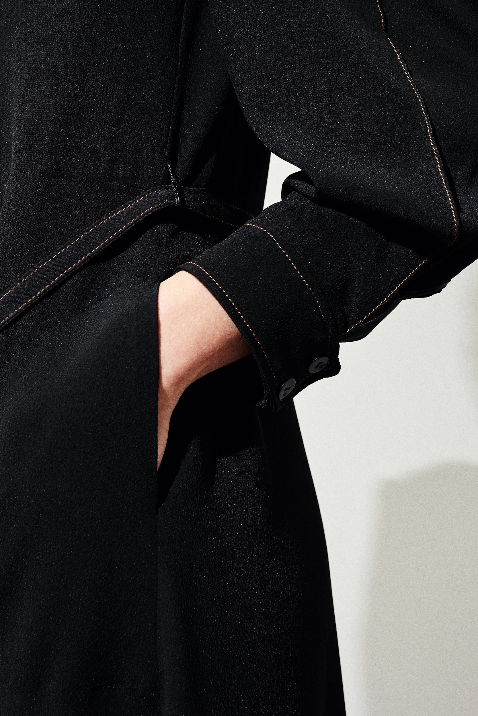Robe manches triangles en crêpe de soie - Noir