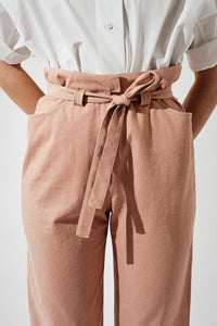 Pantalon carotte avec ceinture à nouer en denim - Vieux Rose
