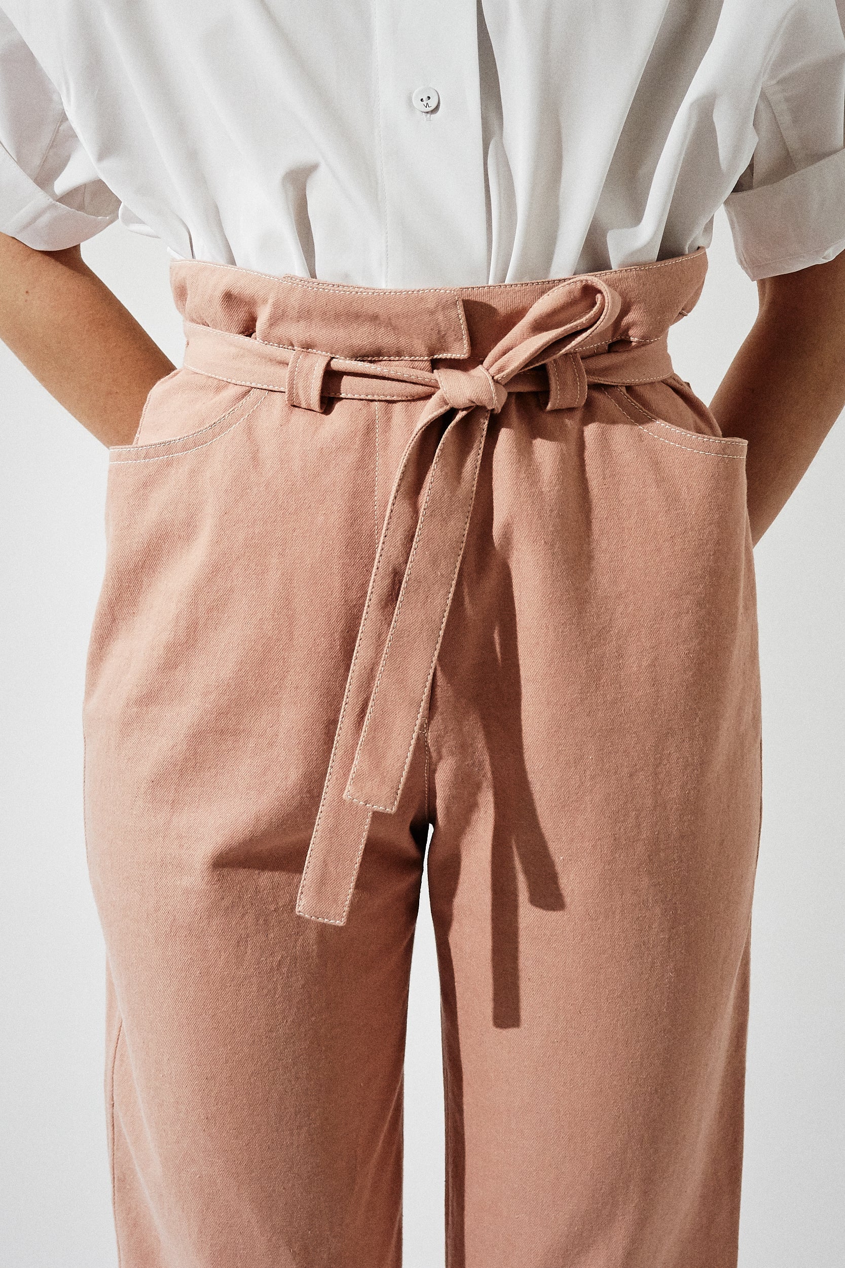 Pantalon carotte avec ceinture à nouer en denim - Vieux Rose