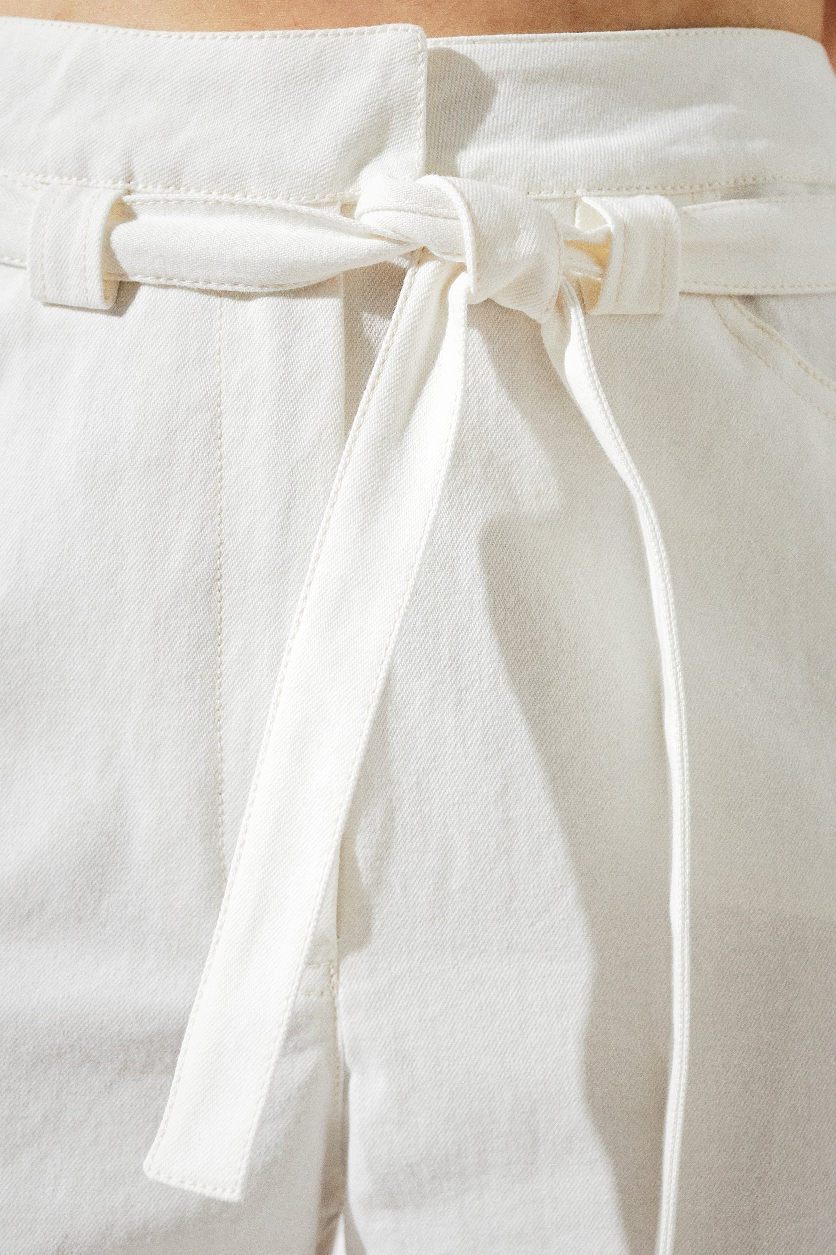 Pantalon carotte avec ceinture à nouer en denim - Blanc