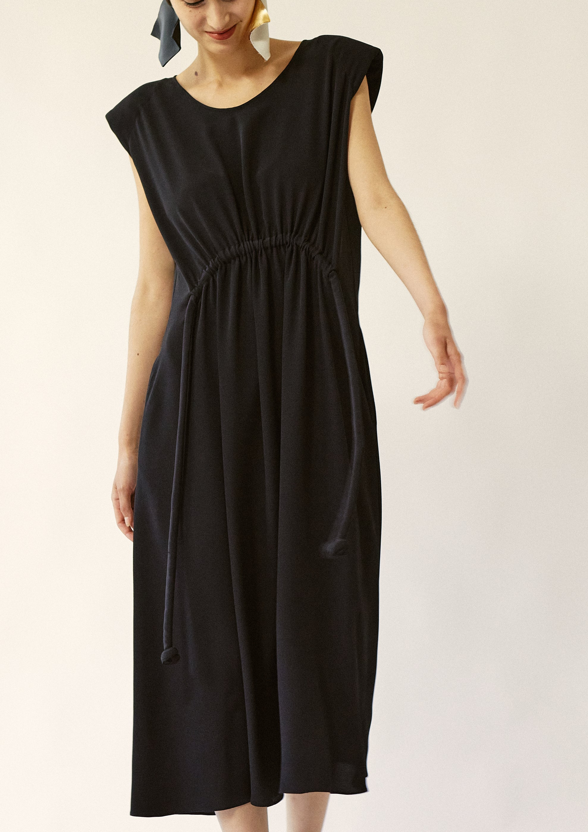 Robe à épaulettes froncée en crêpe de soie - Noir