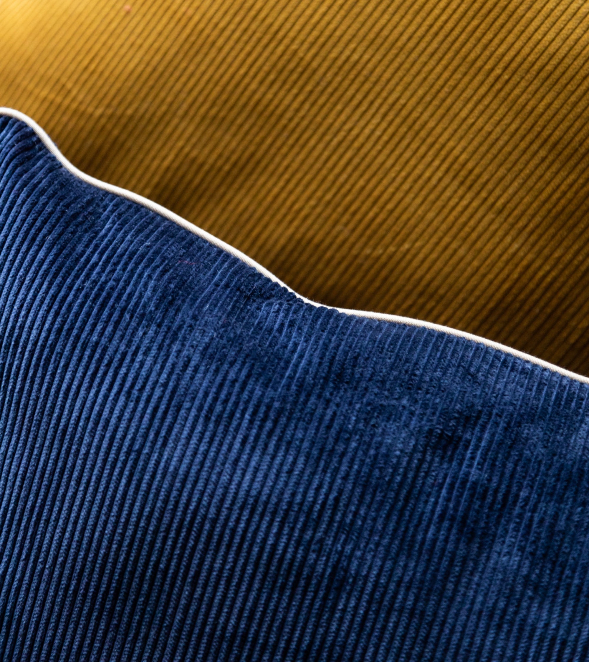Coussin Carino en velours côtelé - Bleu marine et Beige