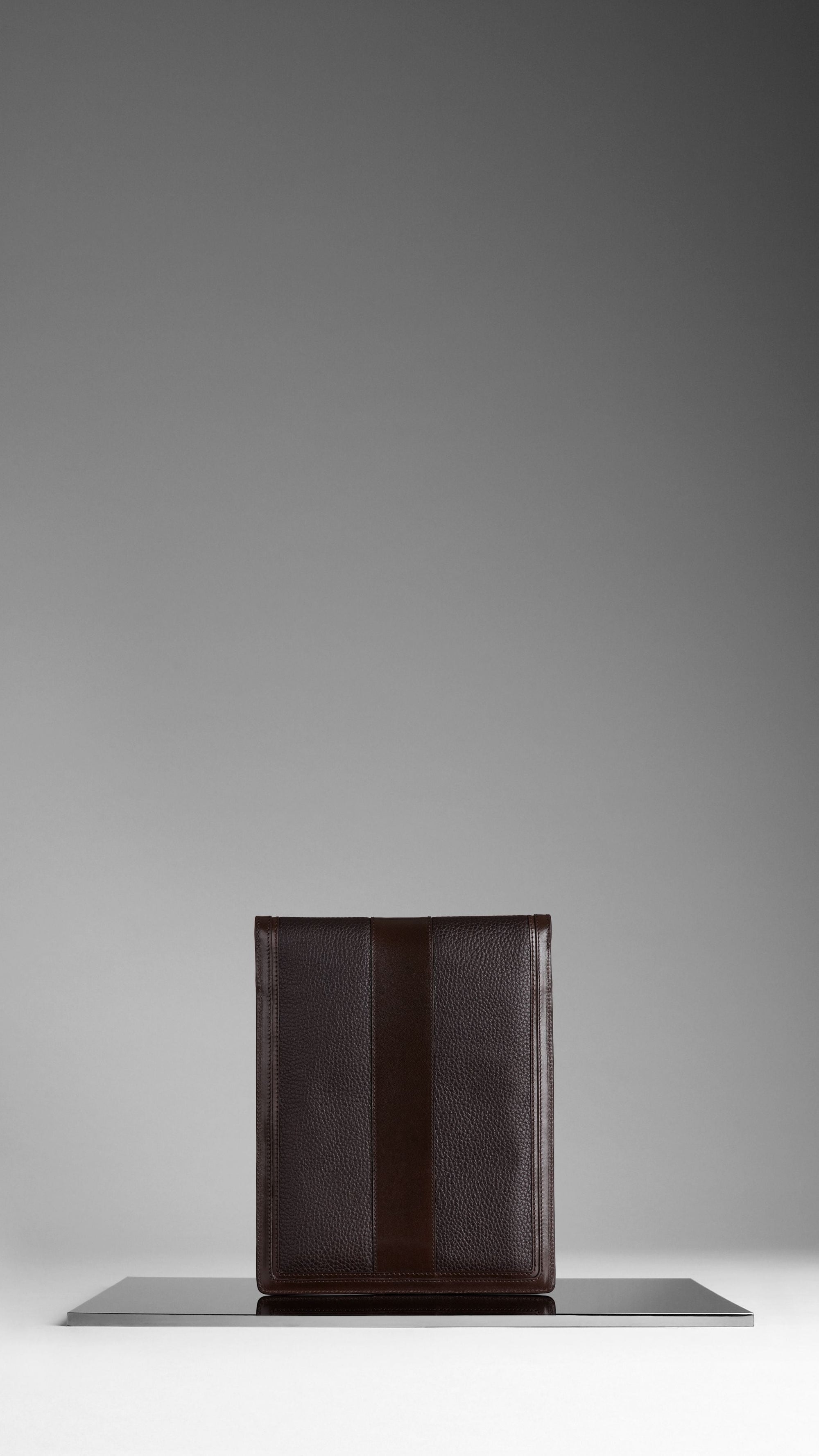 DARK CHOCOLATE Étui pour iPad en cuir texturé