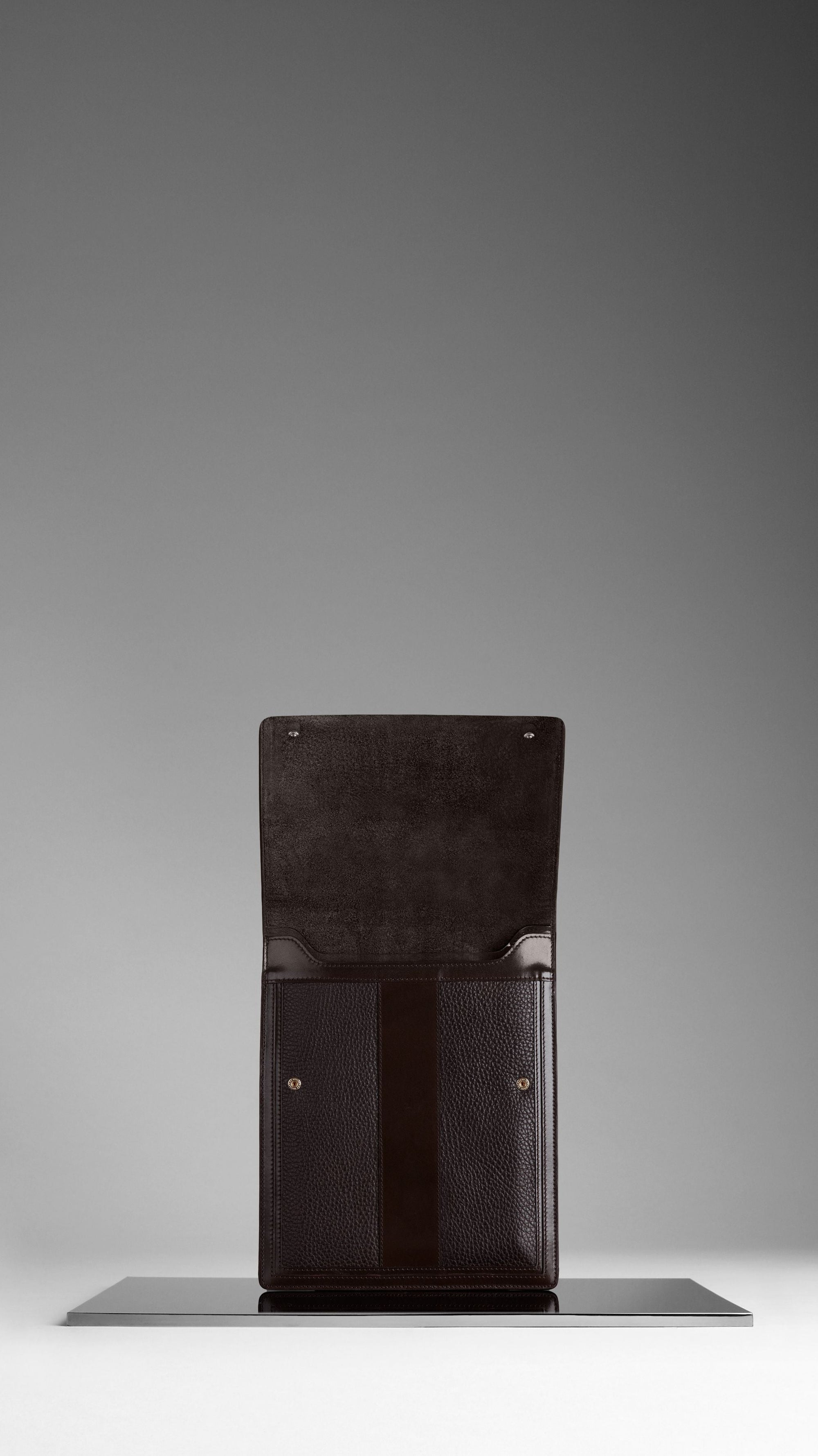 DARK CHOCOLATE Étui pour iPad en cuir texturé
