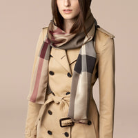 SMOKED TRENCH CHECK Écharpe en satin de soie à motif check