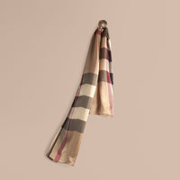 SMOKED TRENCH CHECK Écharpe en satin de soie à motif check