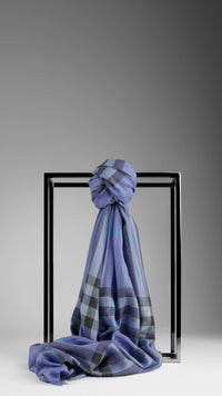 IRIS BLUE CHK Foulard léger en laine et soie à motif check