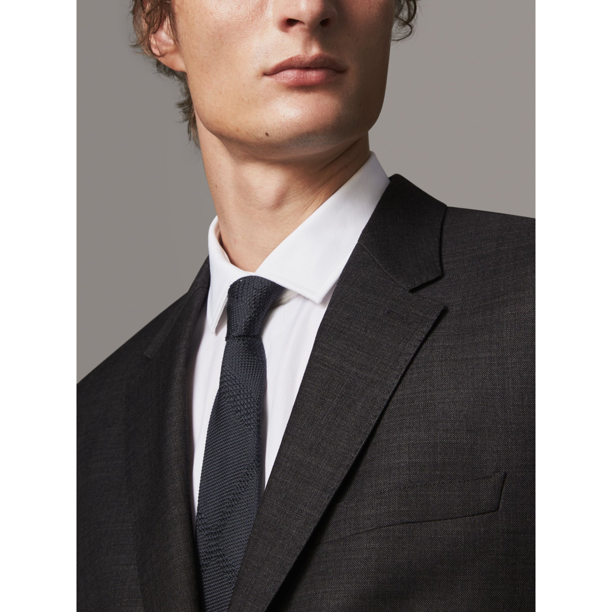 DARK GREY MELANGE Costume de coupe moderne en laine vierge Travel Tailoring